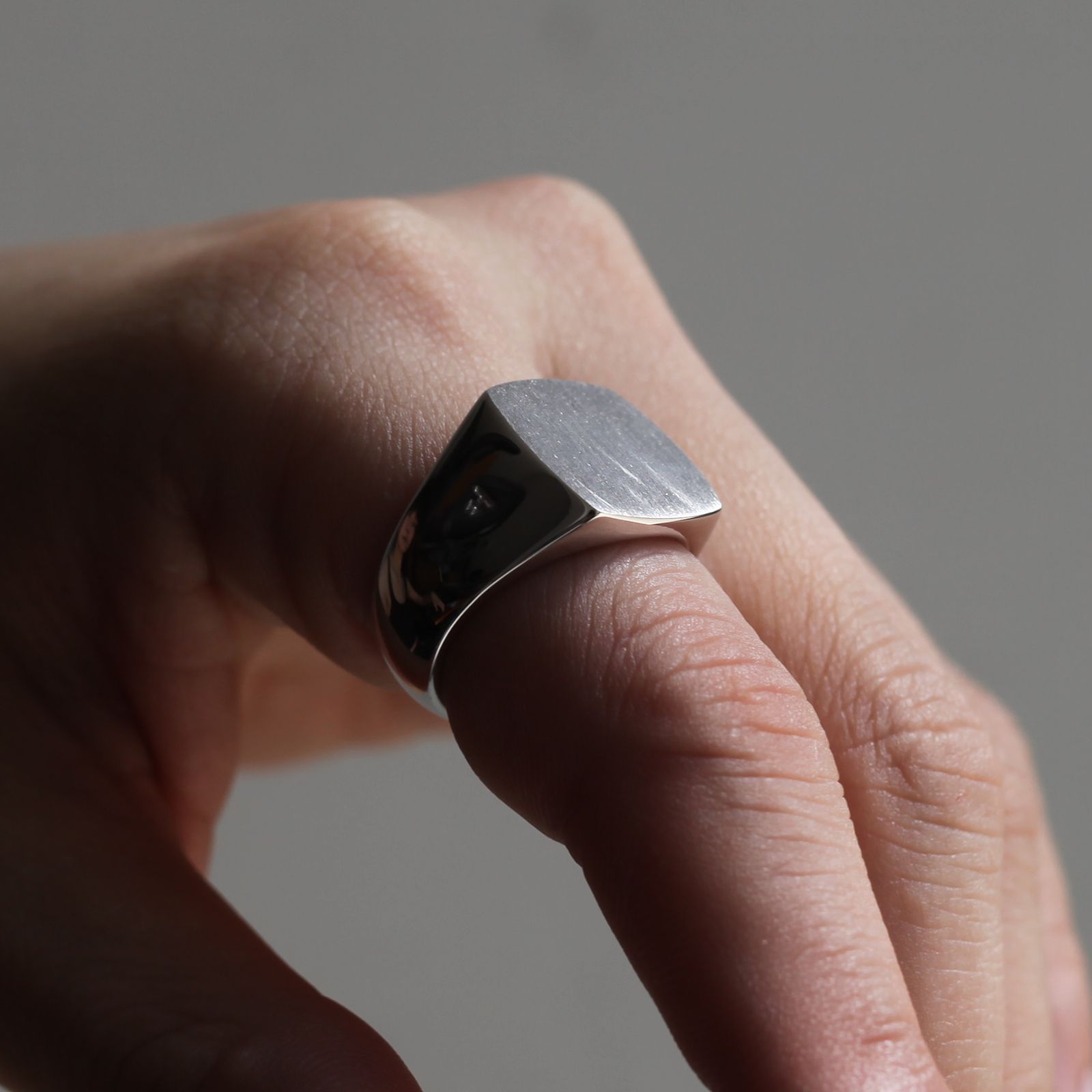 TOMWOOD - 【残り一点】Cushion Satin(SILVER) | ACRMTSM ONLINE STORE