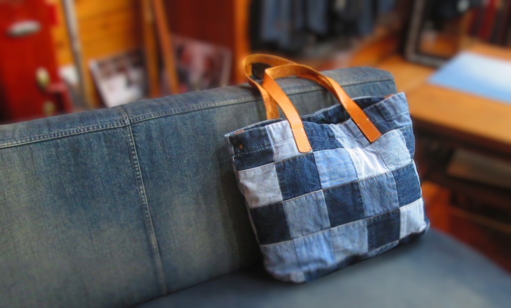 色目の違う60枚のデニム生地をランダムにパッチワーク デニム雑貨の