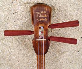 うるま市イメージデザインの三線（戻らないカラクイ付き）棹ピンク