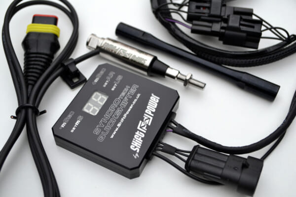 クラッチを使わず、レースマシンの様なクイックシフター｜AxxL