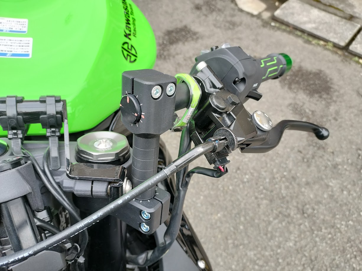 ZX6R (19-23) のポジションを改善できるフルキット| AxxL