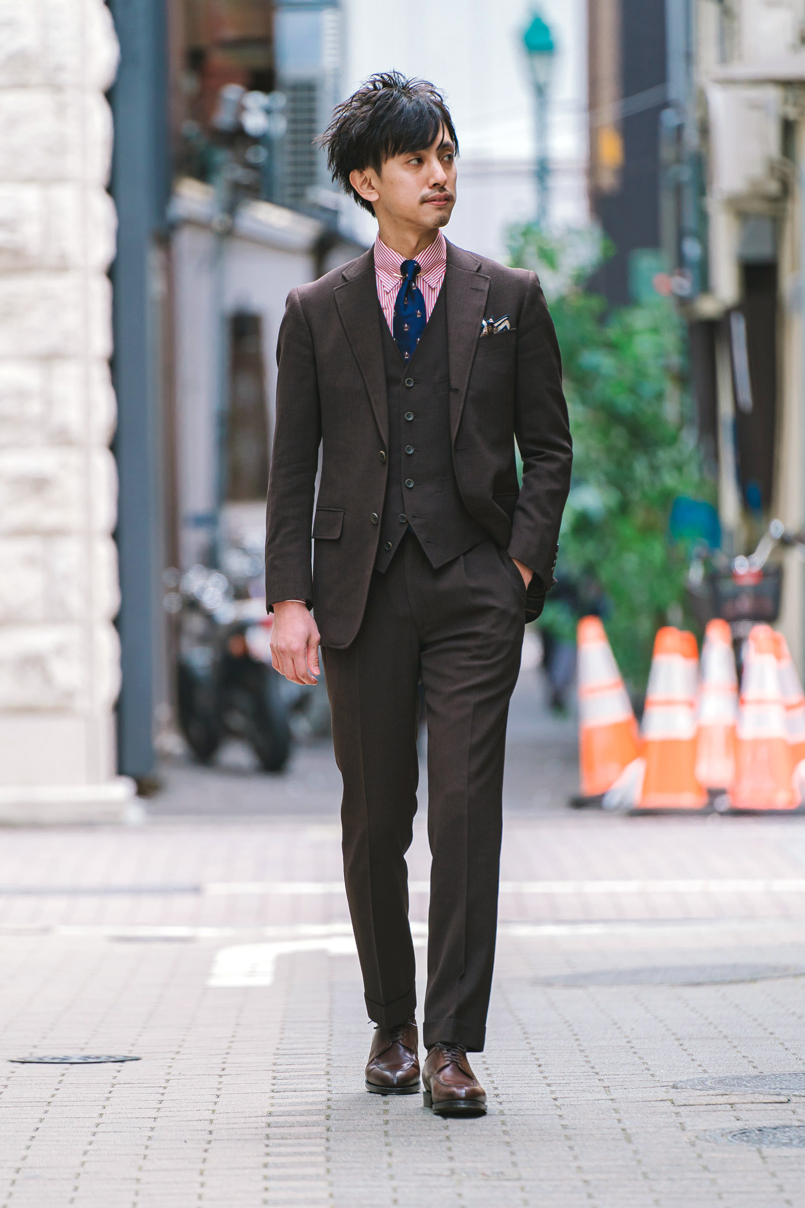 ビジネスシーンにも落とし込みやすいダークブラウンのスーツです。3本