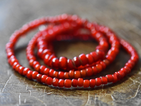 2410】ANTIQUEホワイトハート血赤含む濃いめの赤中小粒ミックスビーズ