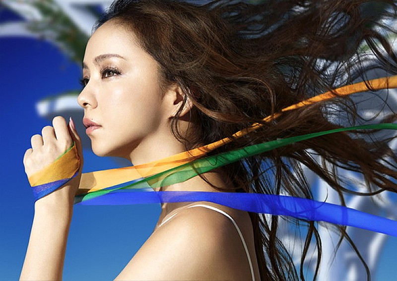 安室奈美恵 ロンドンバスでガールズパーティー！ キュートな表情必見MV