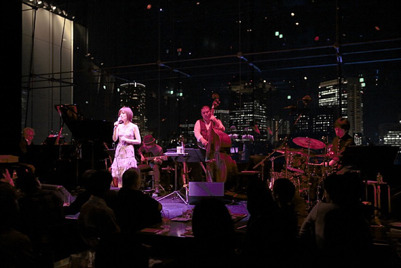 柴田淳 誕生日にセクシードレス 憧れのビルボードライブ立つ | Daily