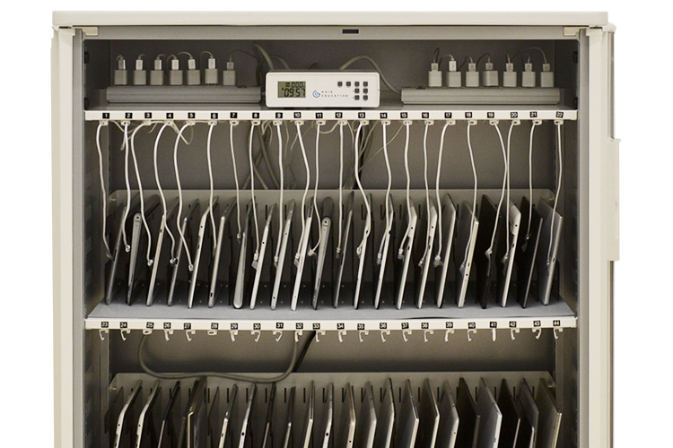 タブレットPC保管庫（44台収納 輪番充電システム）｜製品｜株式会社