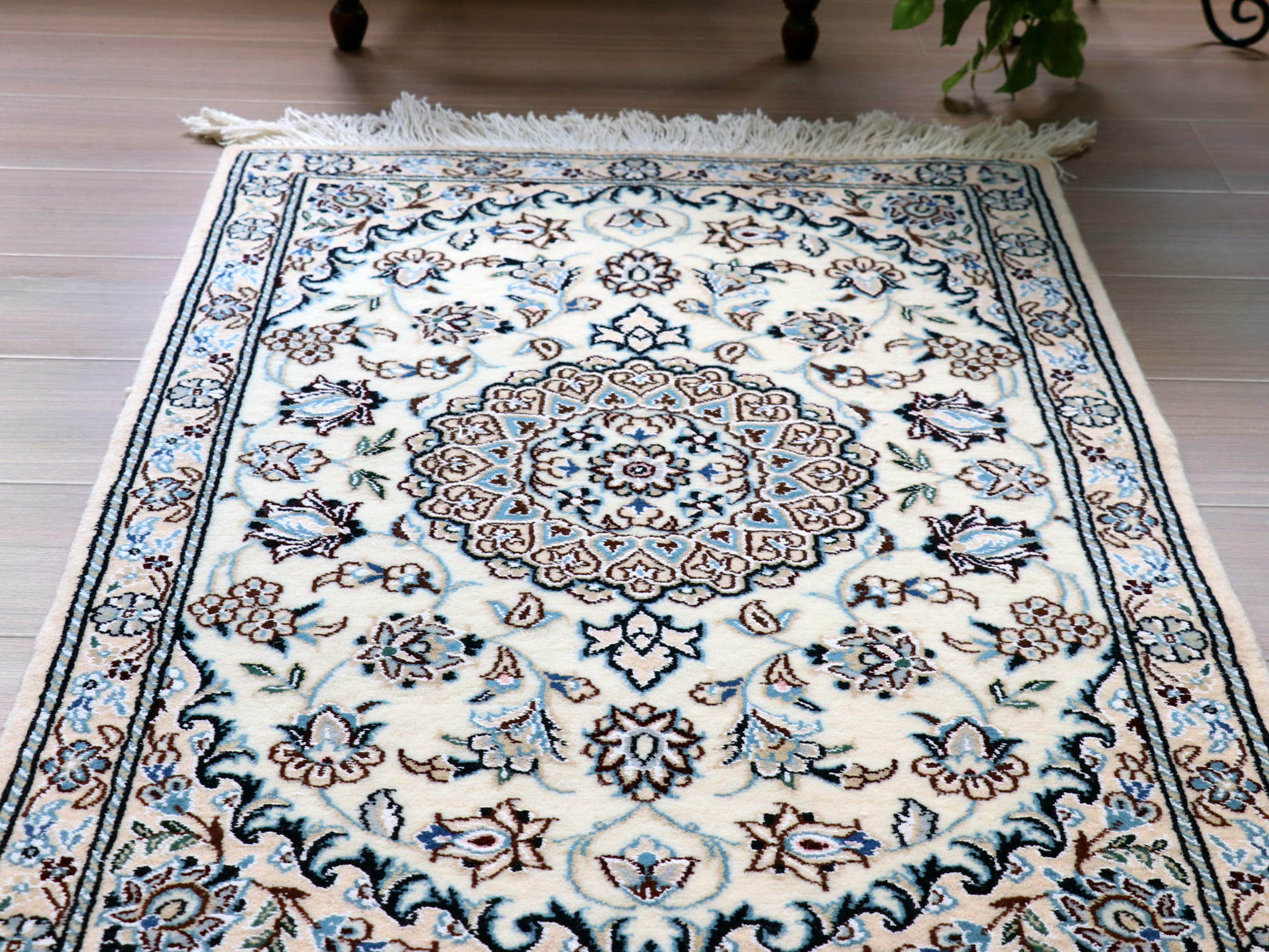 ペルシャ絨毯 ナイン産 9L 96×64cm 花のアラベスク アイボリー 玄関