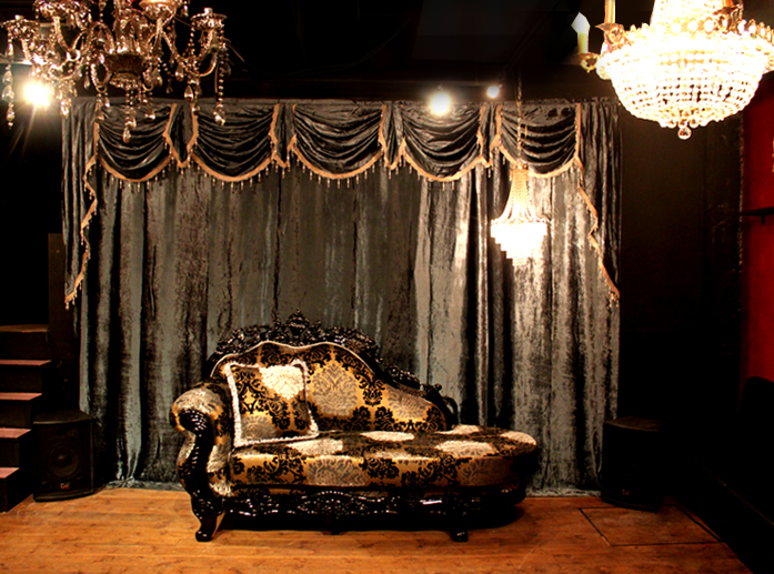 メインフロア設置の豪華ソファ｜設備のご紹介｜東京中野の撮影スタジオ