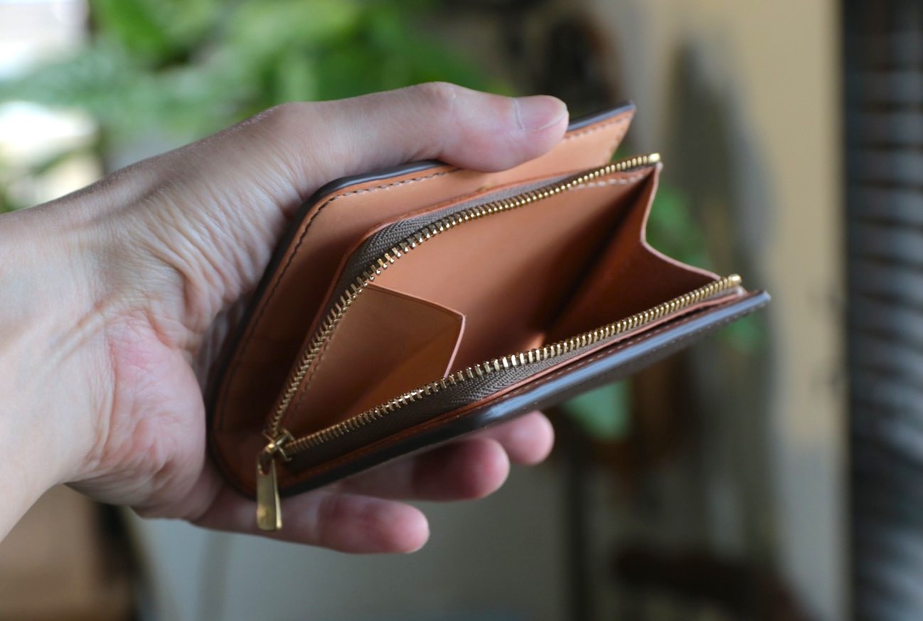 好みの革・色でオーダーできるコンパクトウォレット