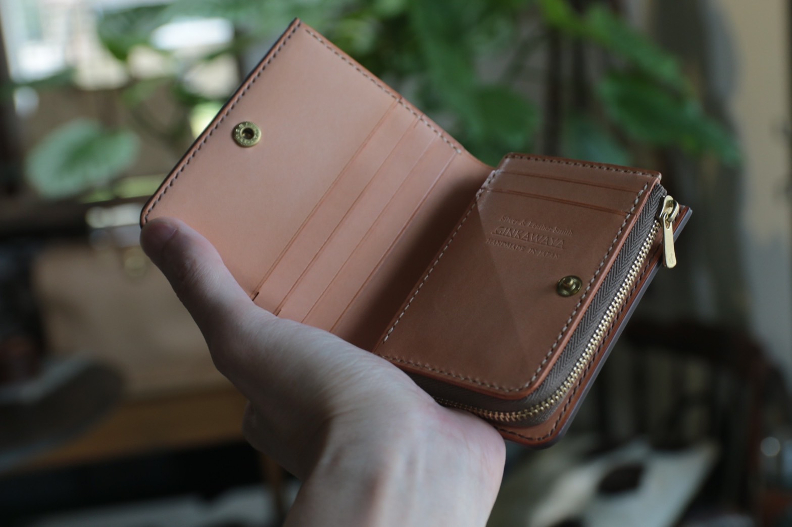 好みの革・色でオーダーできるコンパクトウォレット