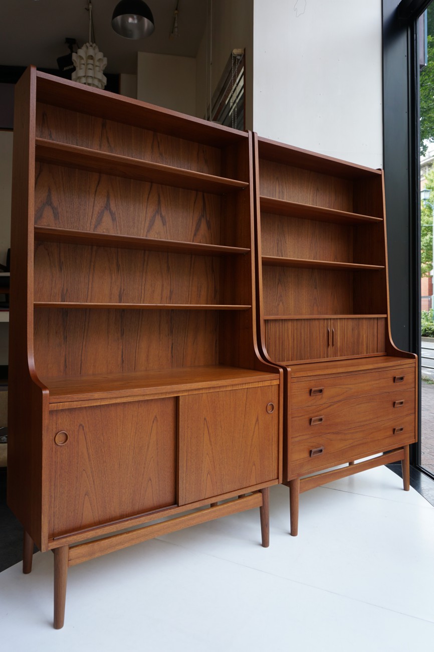 チークブックシェルフと蛇腹のブックシェルフ（Johannes sorth teak