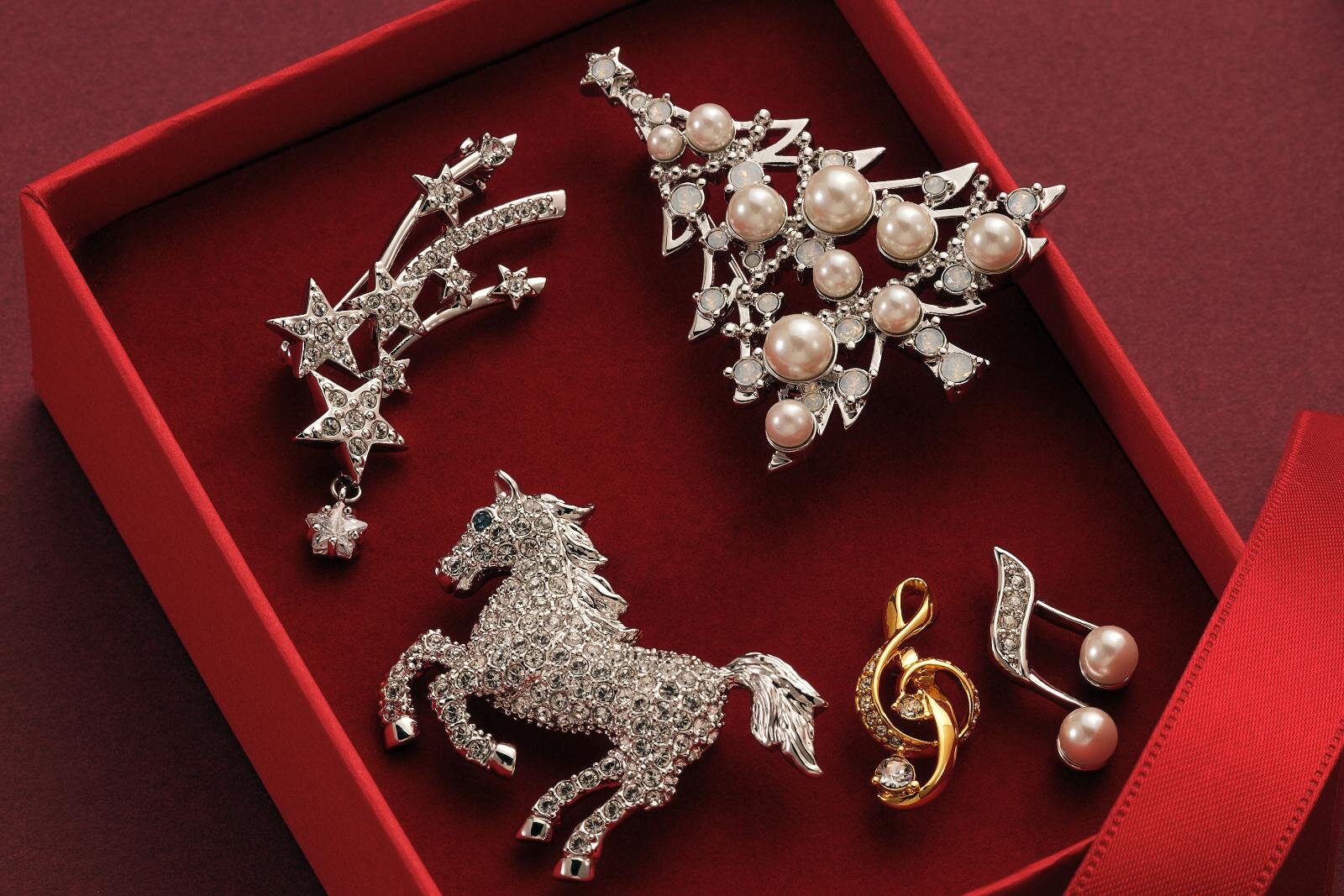 ヴァンドームブティックのクリスマスアクセサリー、“パールの雪降る