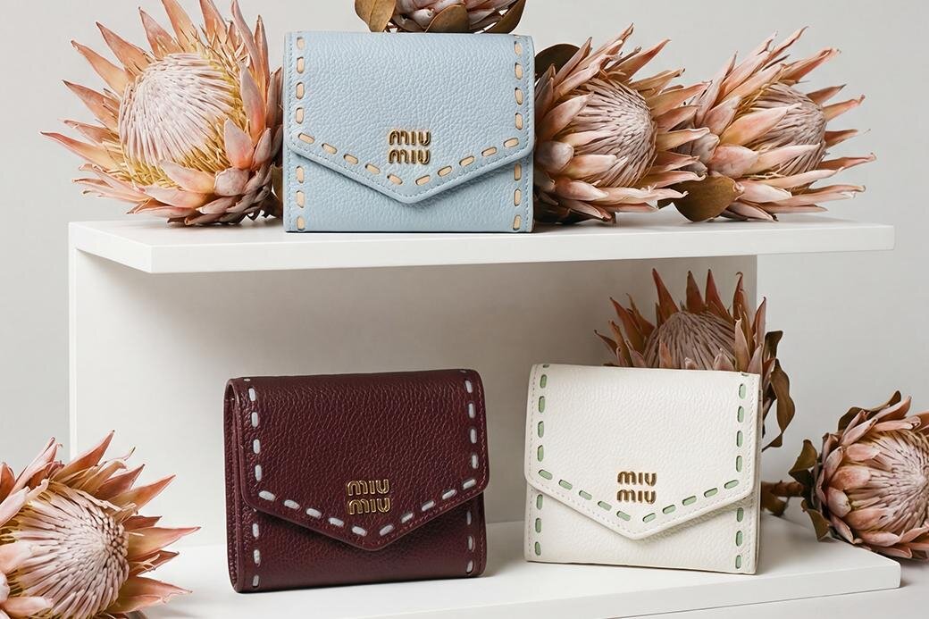 ミュウミュウ”ステッチ×バイカラー”財布に新色、三つ折りやカード