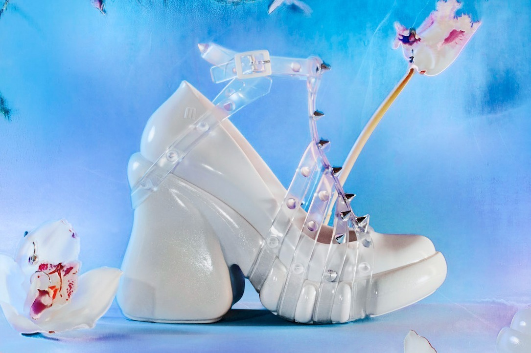 ジャンポール・ゴルチエ×メリッサの厚底サンダル、スパイク付きクリア