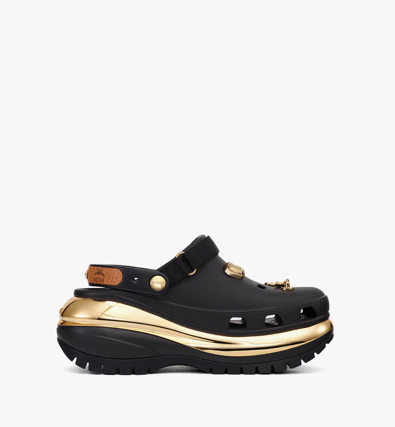 MCM×クロックス新作コラボシューズ、着脱可能なミニベルトバッグ付き