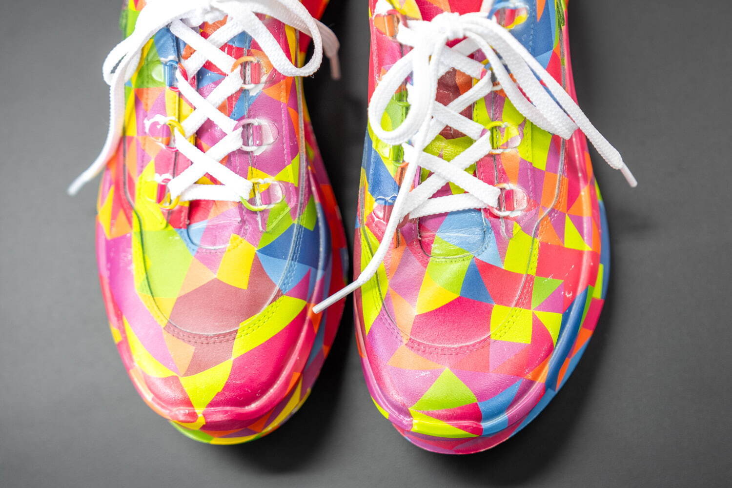 コム デ ギャルソン×サロモン、“ビジュー”を施したマルチカラーの