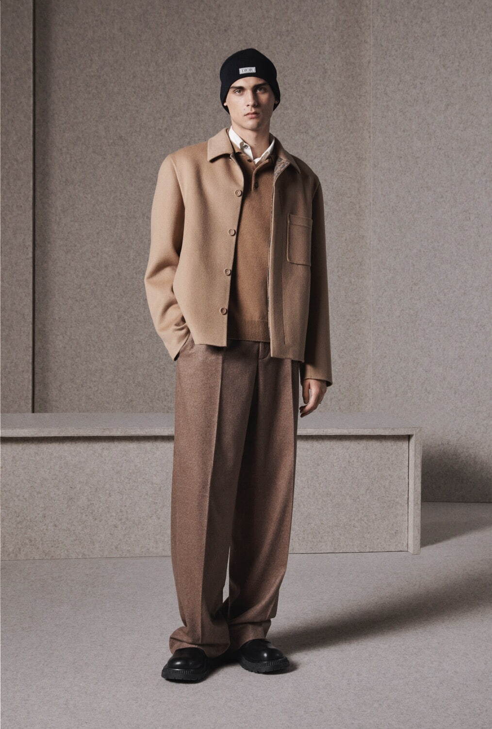 ディオールのメンズ新作、“穏やかな洗練”テーラードジャケットや