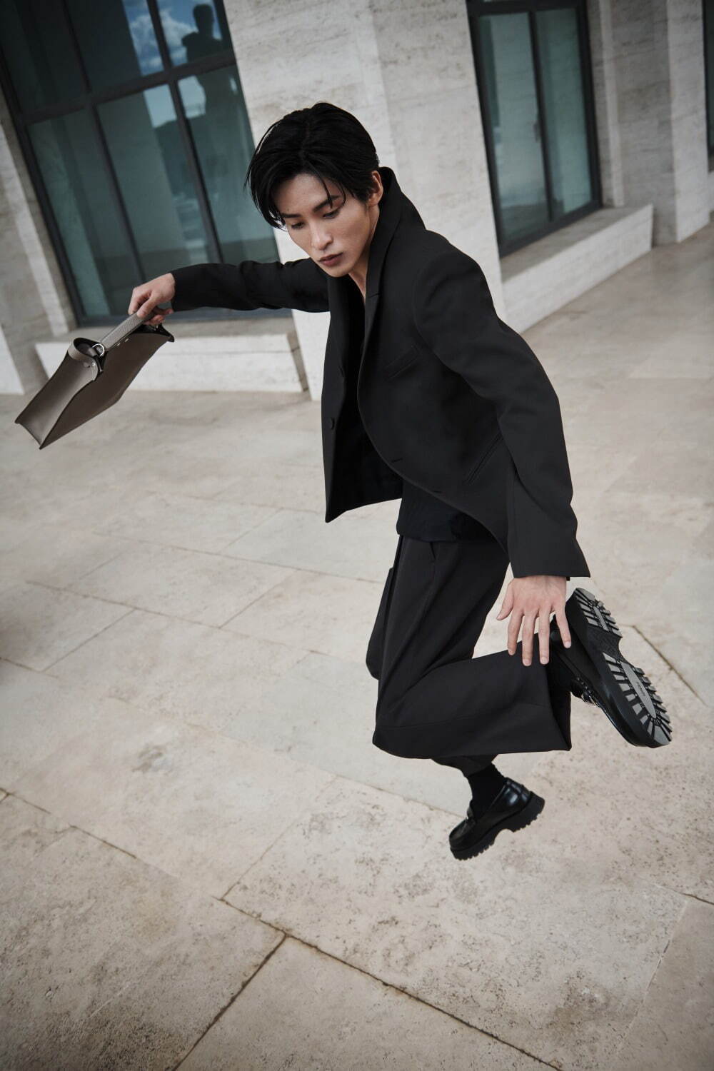 Snow Man目黒蓮が纏うフェンディ23年冬ルック、濃紺の“FF”ロゴモチーフ