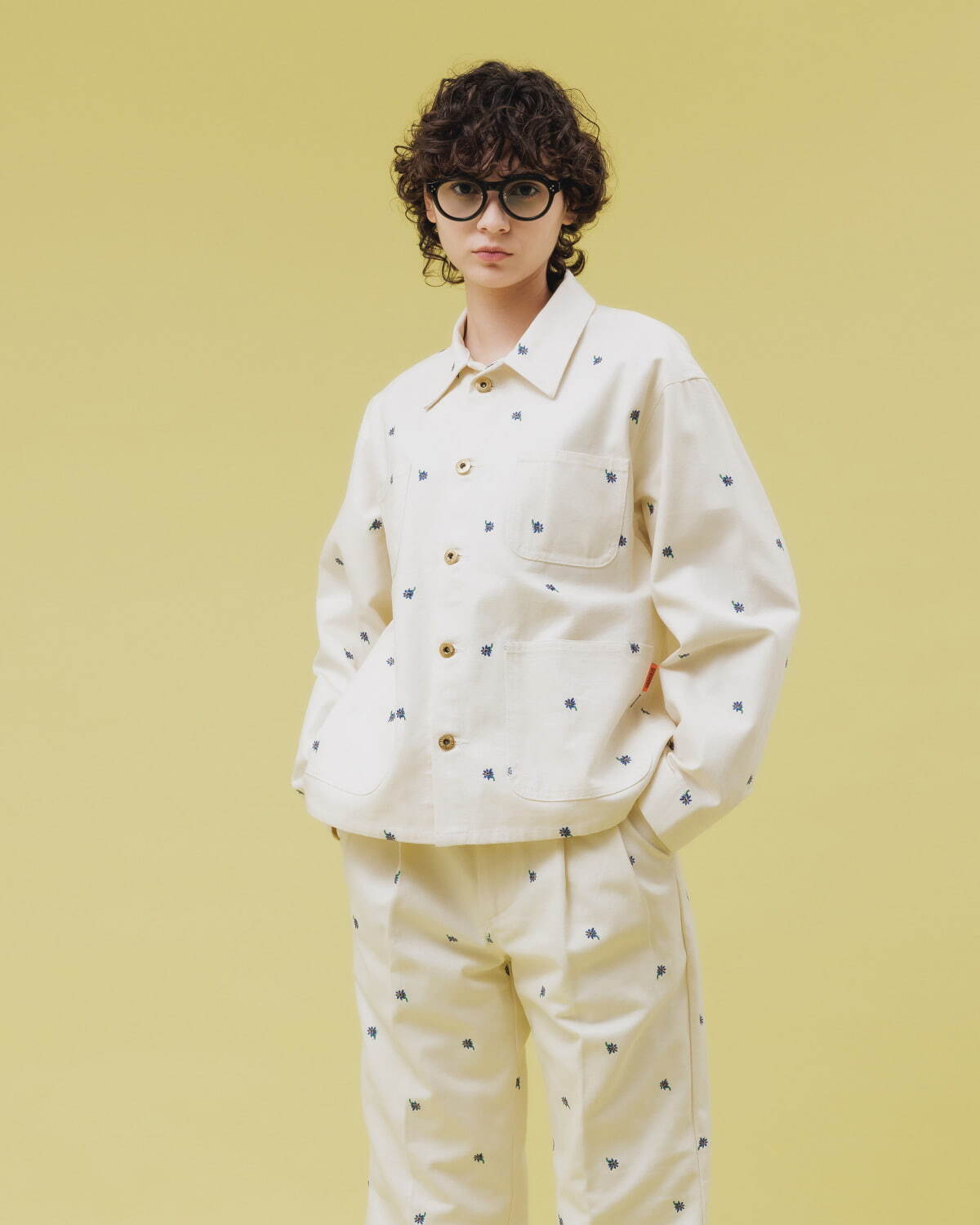 ノントーキョー×ユニバーサルオーバーオール、“煌めく花”の刺繍入り