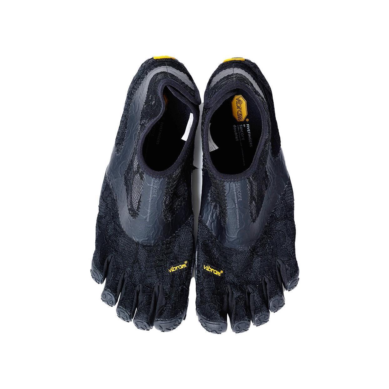 ダブレット×スイコック、レースを重ねた“5本指構造”シューズ