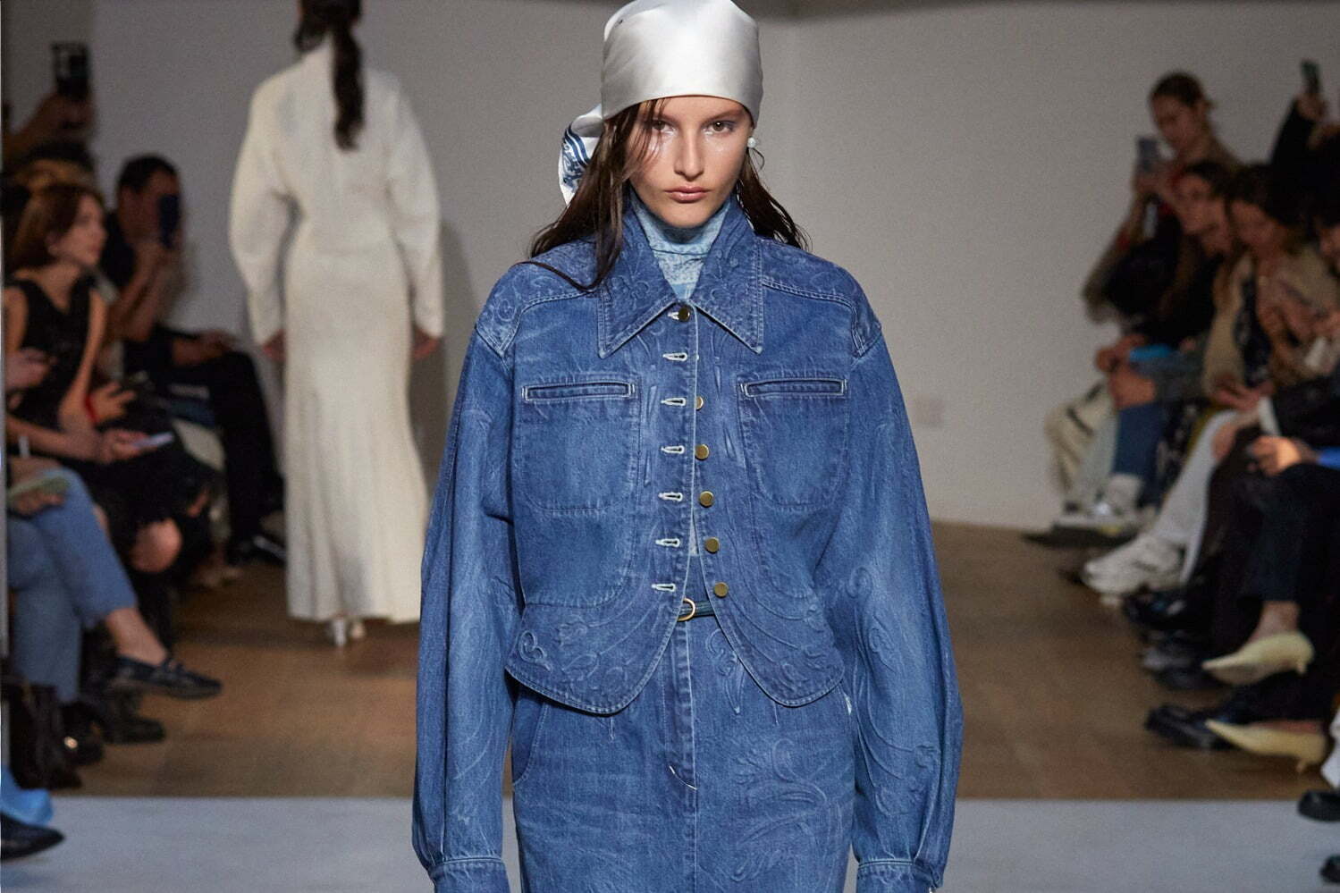 マメ クロゴウチの24年春夏デニム、草花をエンボス加工した気品漂う