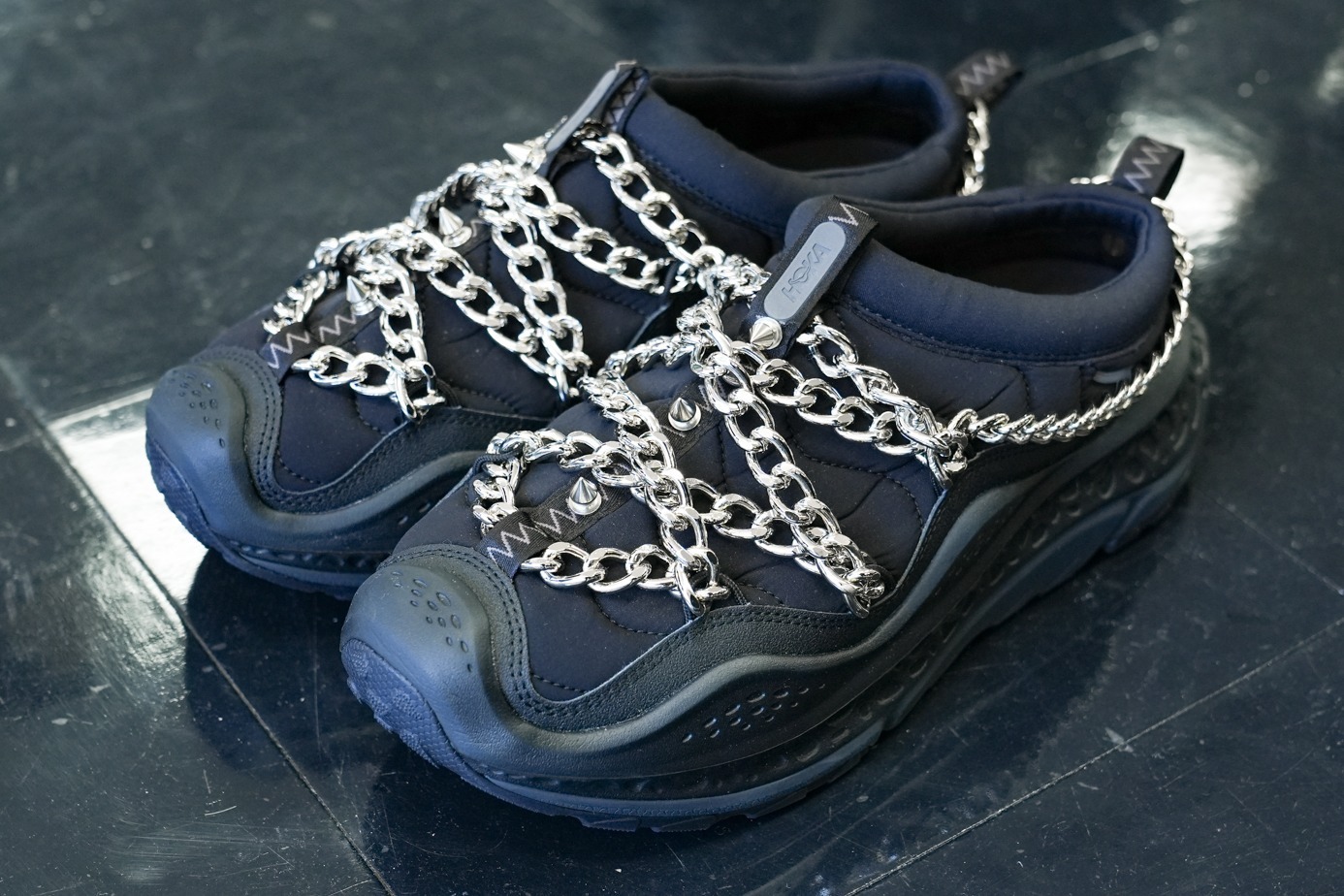 ジュンヤ ワタナベ×ホカ24年秋冬、“チェーン”を配したスリッポン