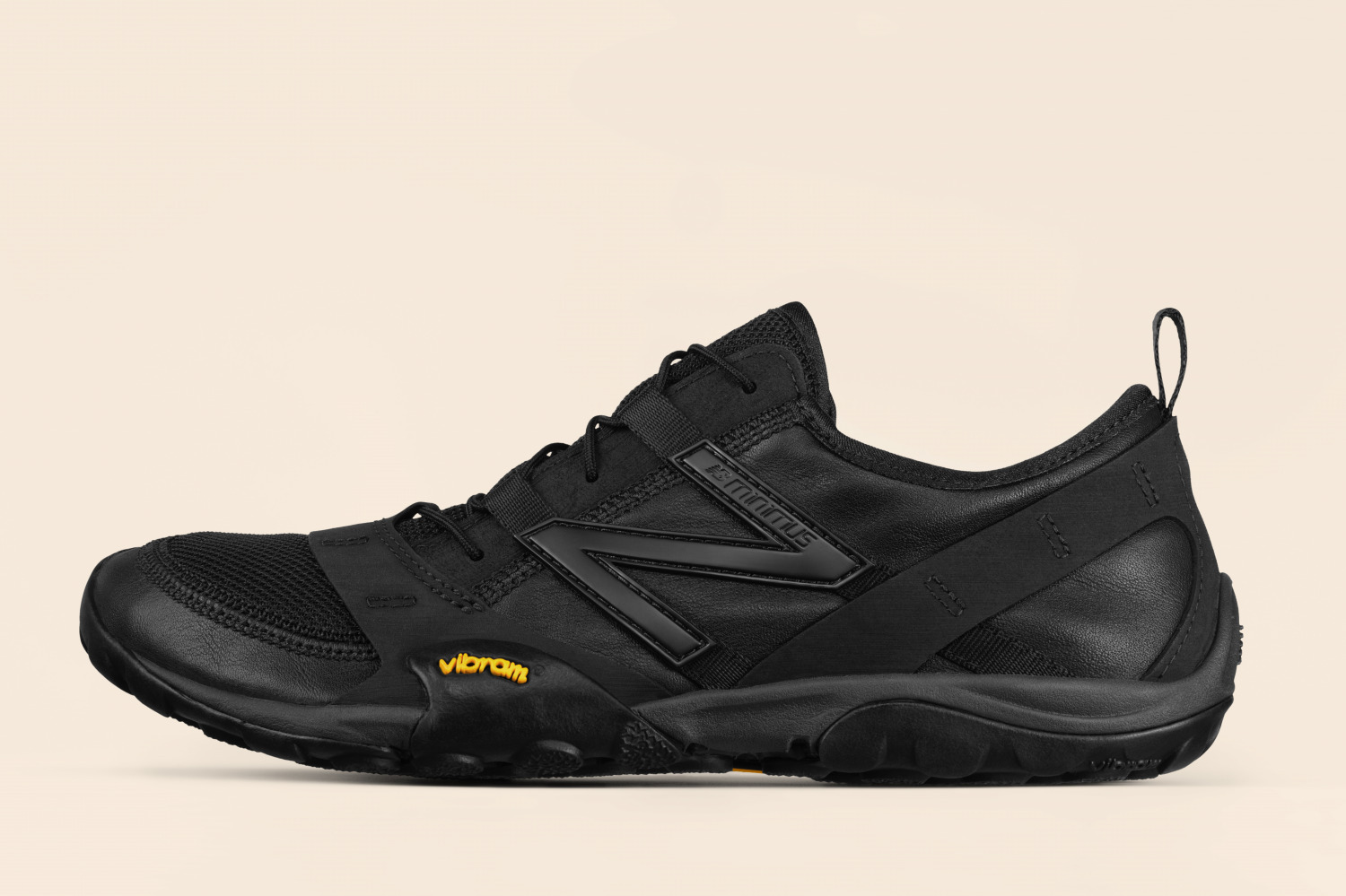 イッセイ ミヤケ×ニューバランスのスニーカー、“まるで裸⾜”メッシュ