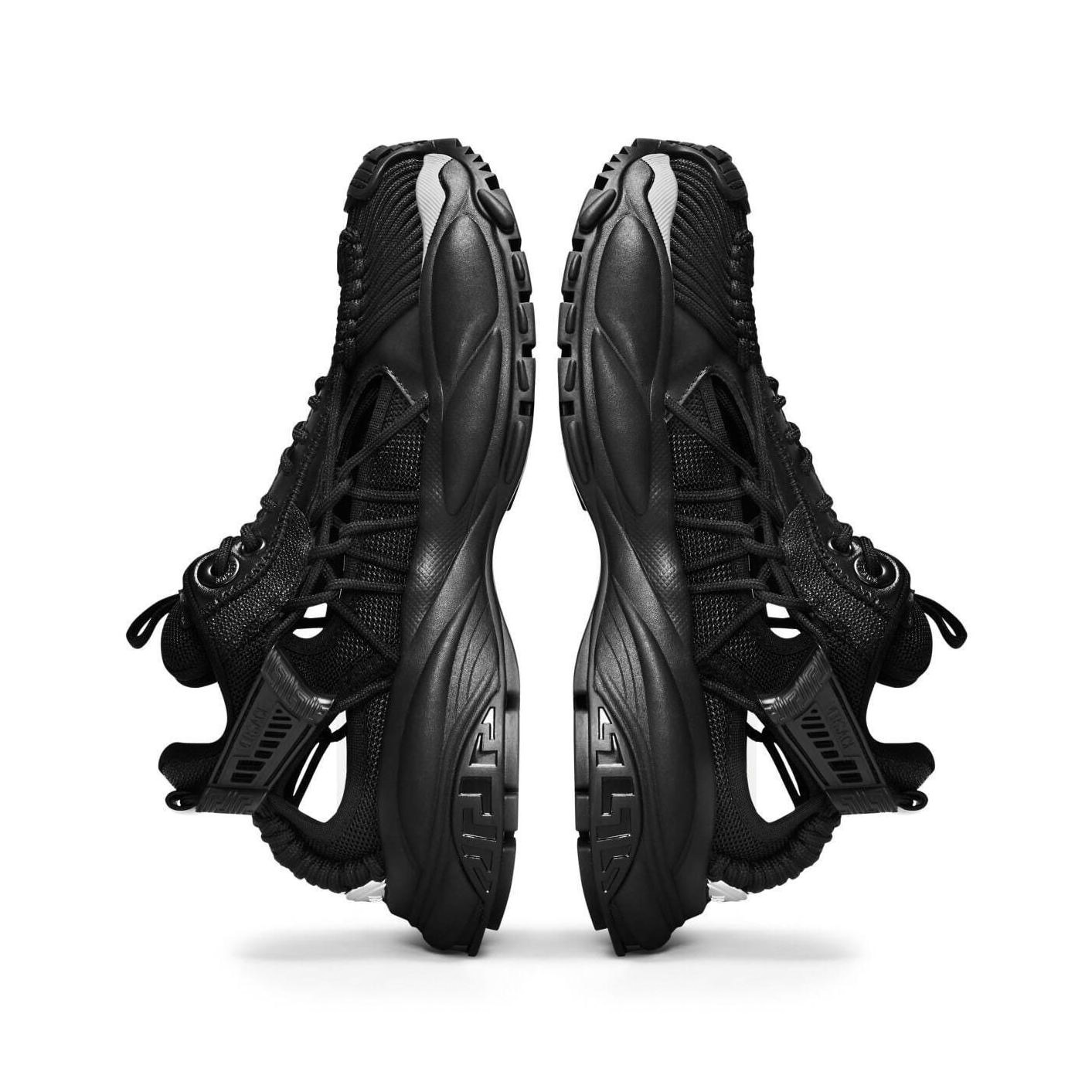 ヴェルサーチェ“SF”着想の24年春夏新作スニーカー、大胆なカットアウト