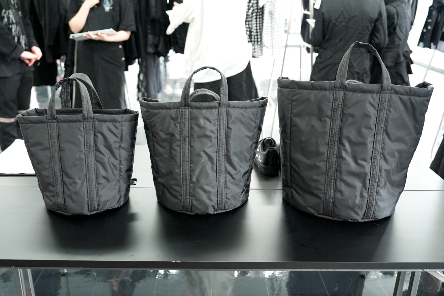 ブラック・コム デ ギャルソン×吉田カバン、オールブラックの中綿入り