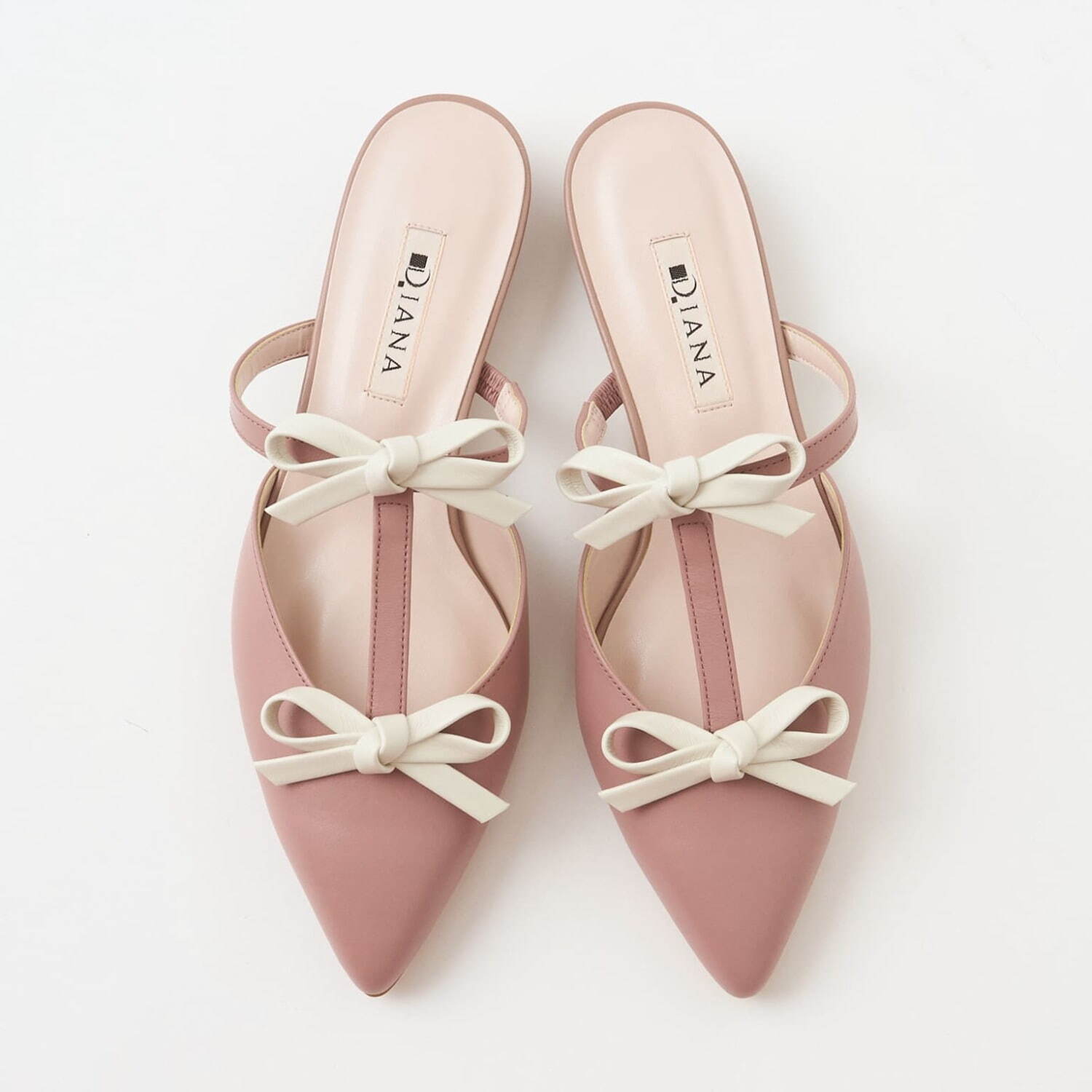 ダイアナ「プチリボン」を飾ったシューズ、“バレリーナ風”リボンの