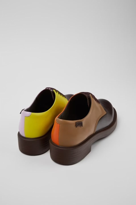 カンペール“左右非対称”「ツインズ」24年秋冬、厚底ローファーや鮮やか