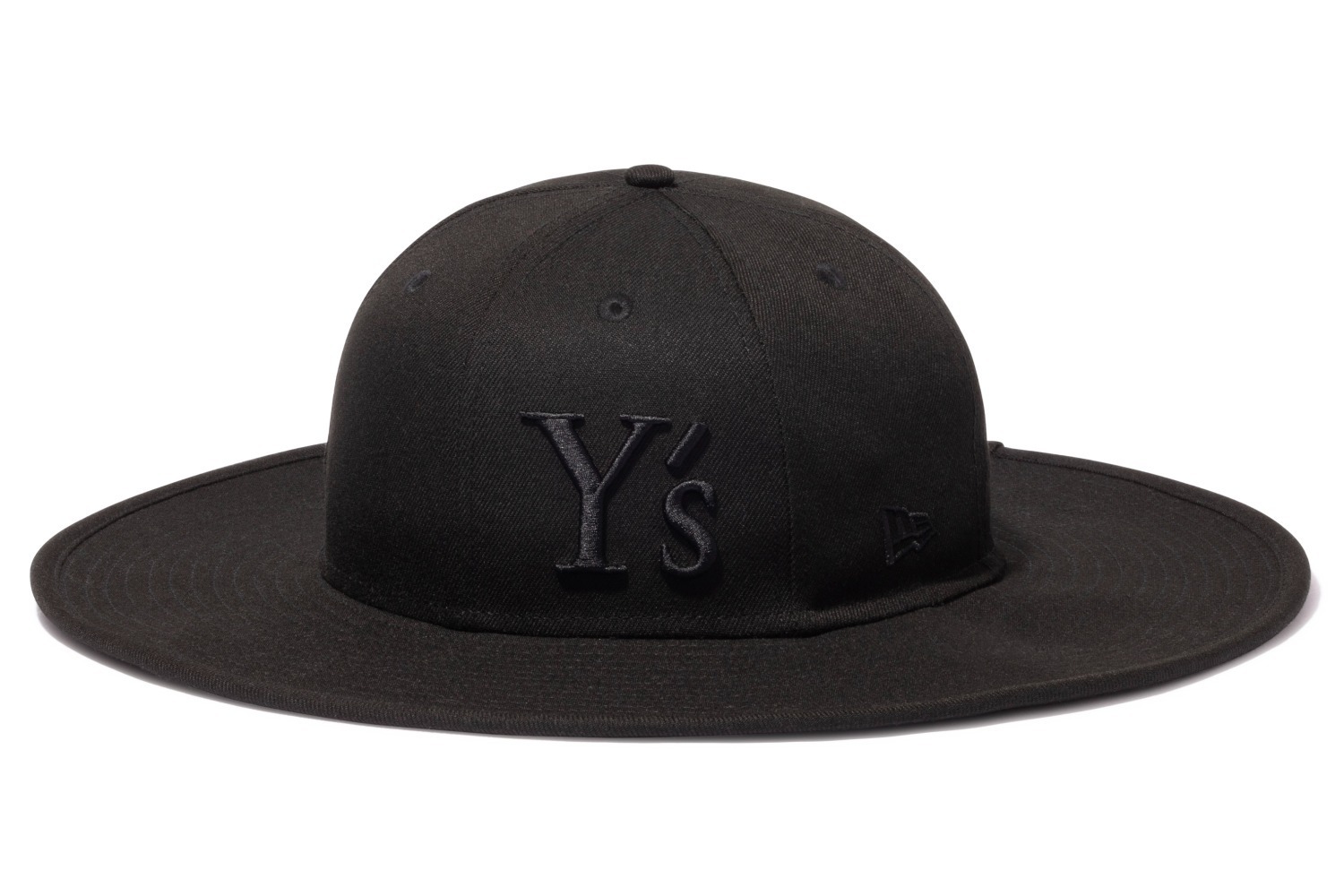 Y's×ニューエラ24年秋冬の新作、長いツバのロゴハットや“ポンポン”耳