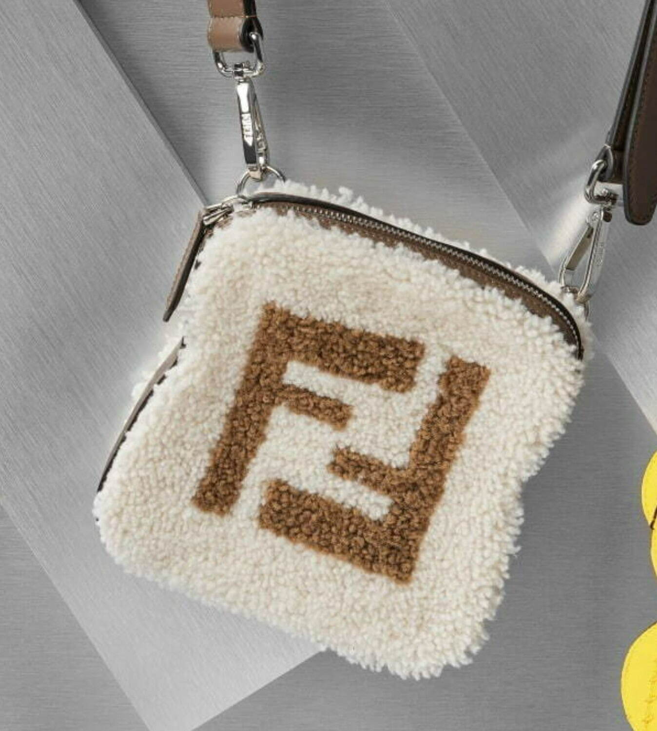 フェンディ24年秋冬メンズ、“トースト型”ミニバッグやシボ入りレザーの