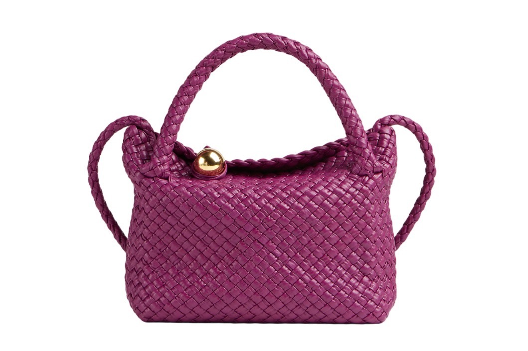 ボッテガ・ヴェネタ24年冬バッグ、鮮やかな“ビーツ”色の編み上げレザー