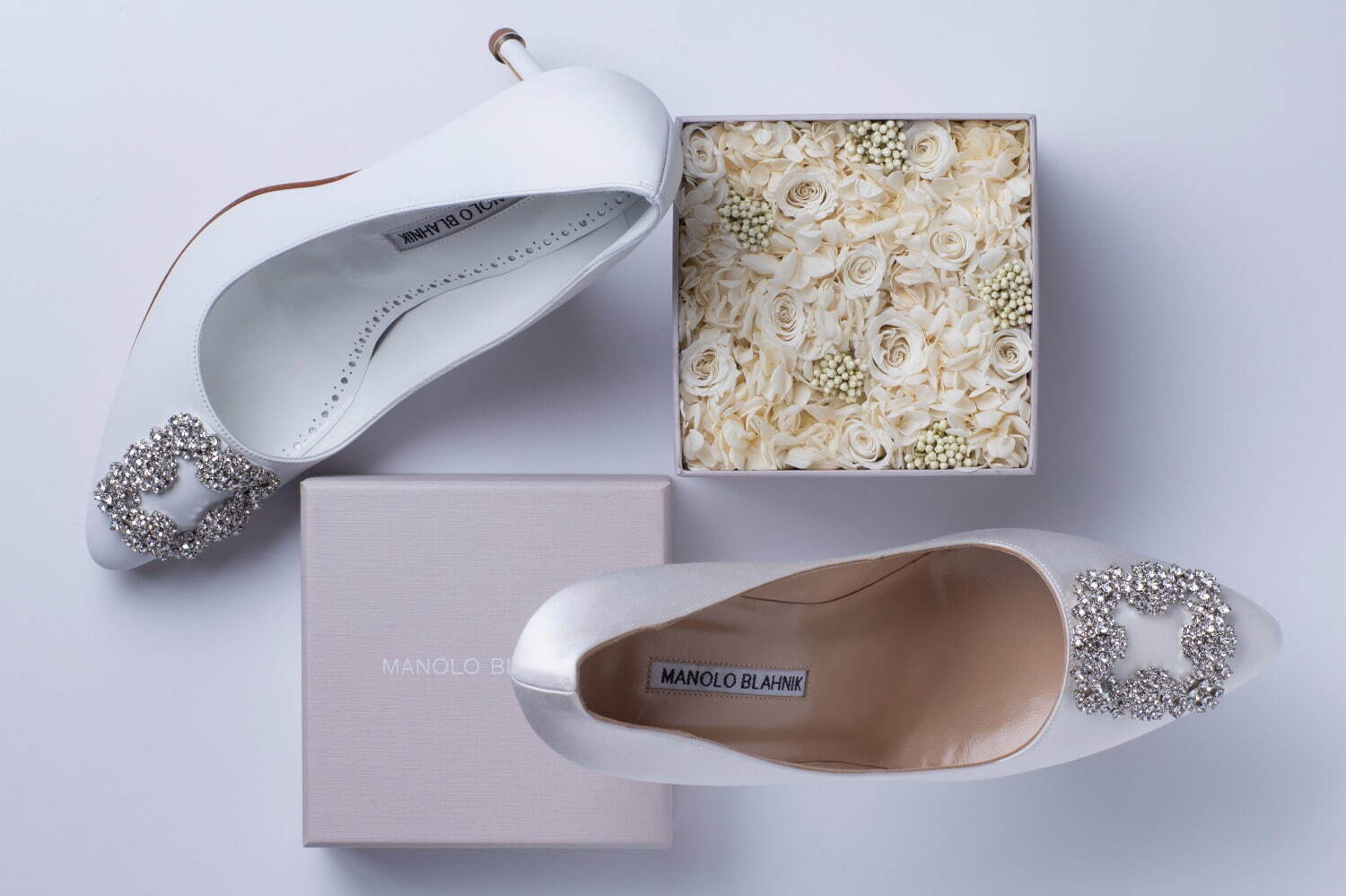 マノロ ブラニク“ビジュー”きらめく「ハンギシ」白サテンパンプスなど