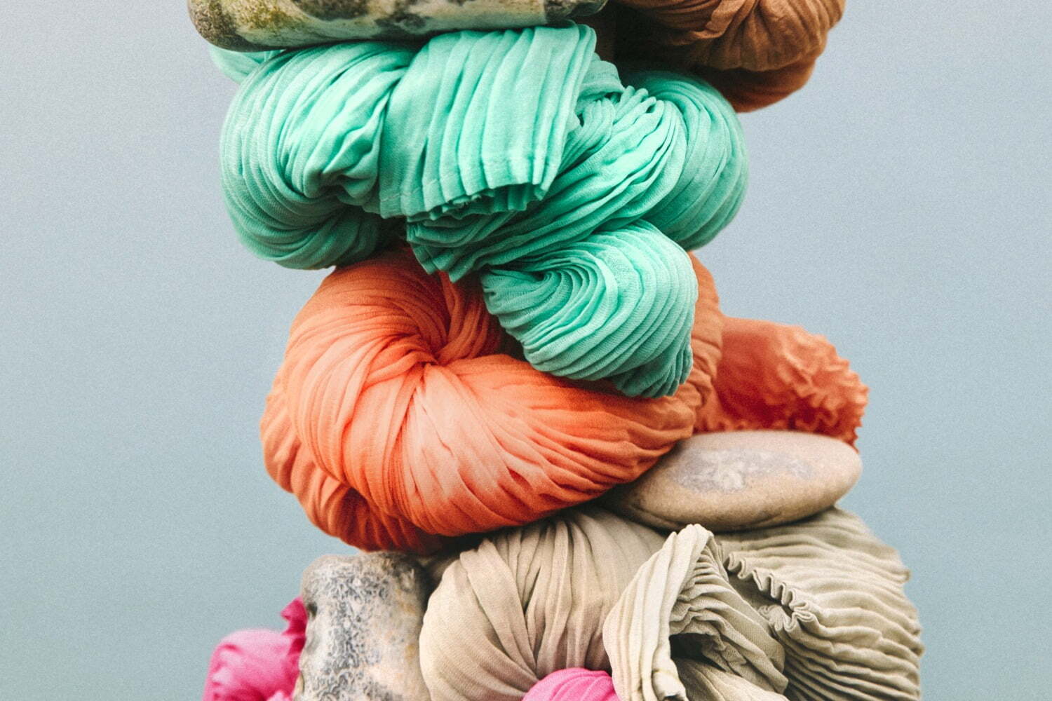 イッセイ ミヤケの“プリーツ＆ツイスト加工”ハイネックトップス