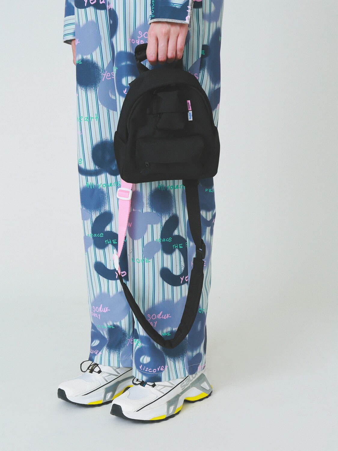 スドーク“ピンク×ブラック”ストラップのミニバックパック、渋谷パルコ