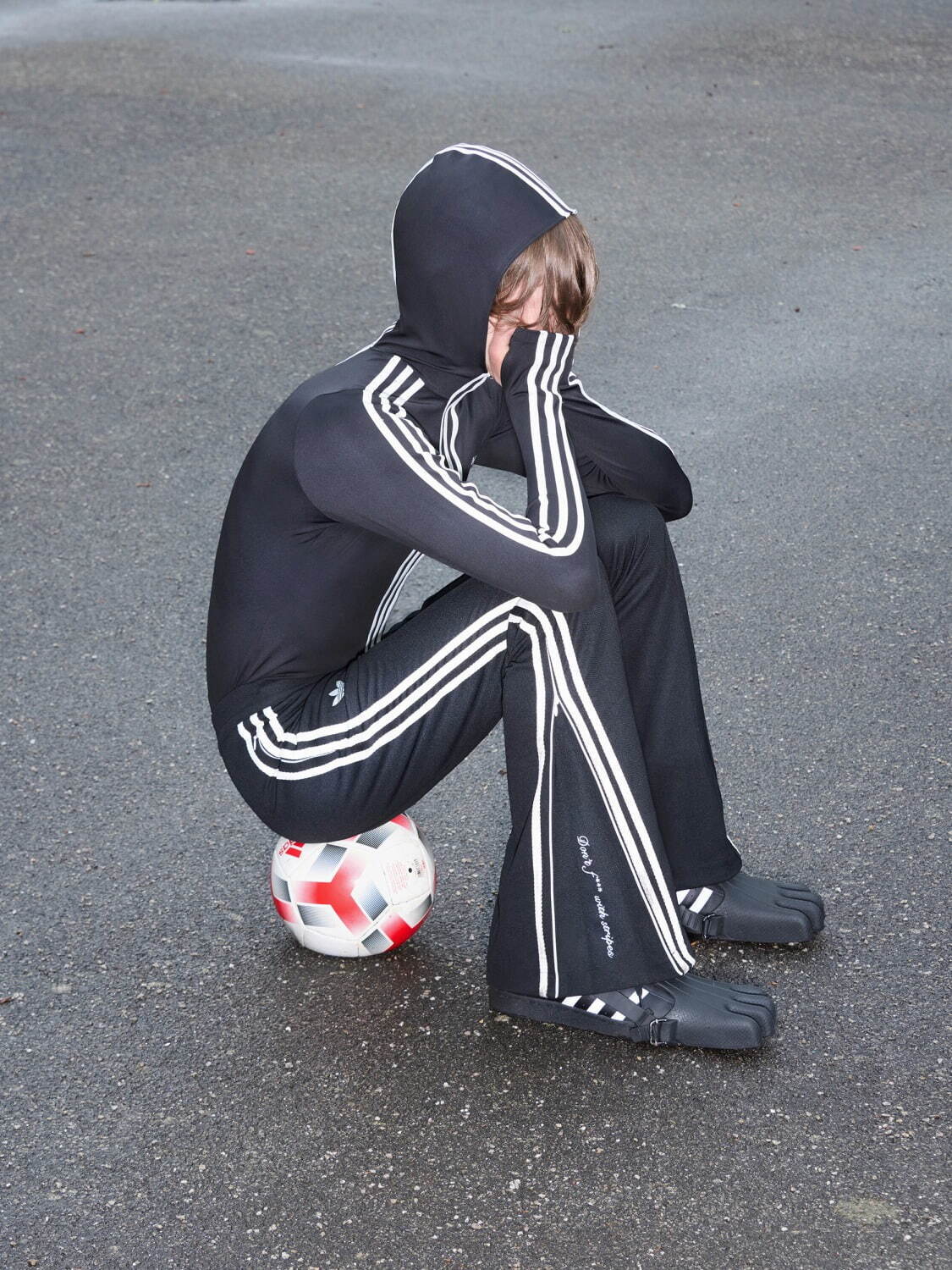 アディダス オリジナルス×アヴァヴァヴ“4本指”の「スーパースター