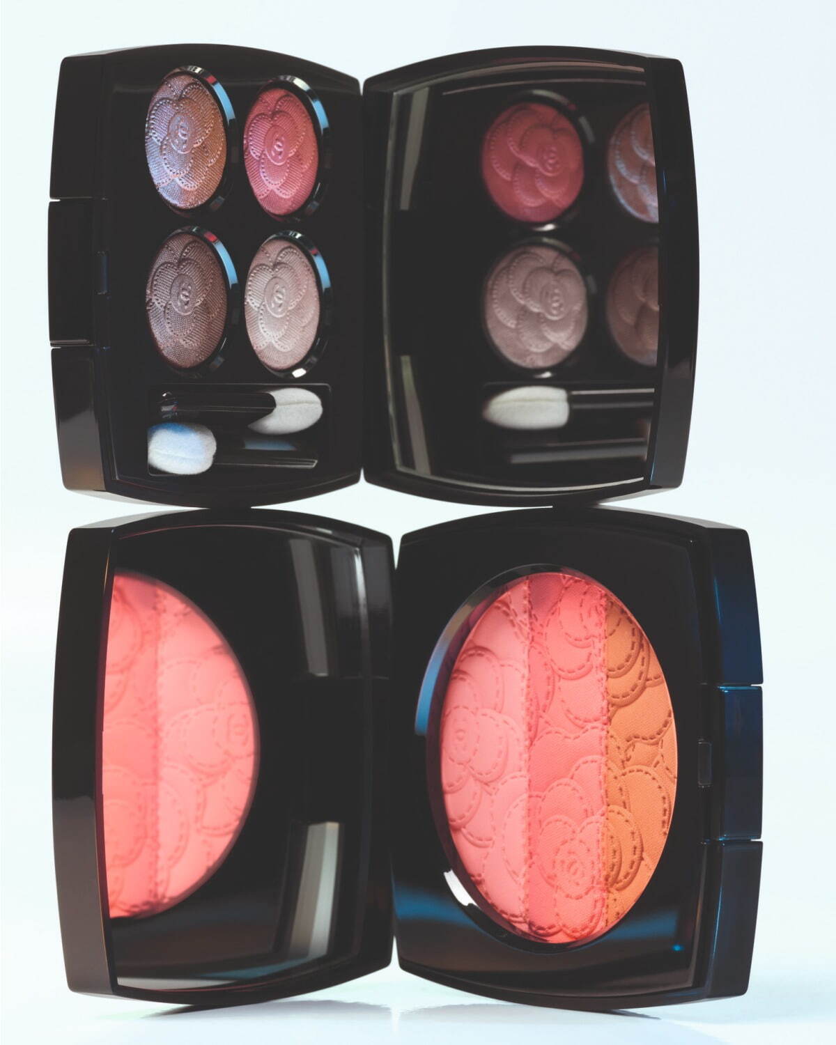 シャネル2025年春コスメ「カメリア」モチーフの4色アイシャドウ