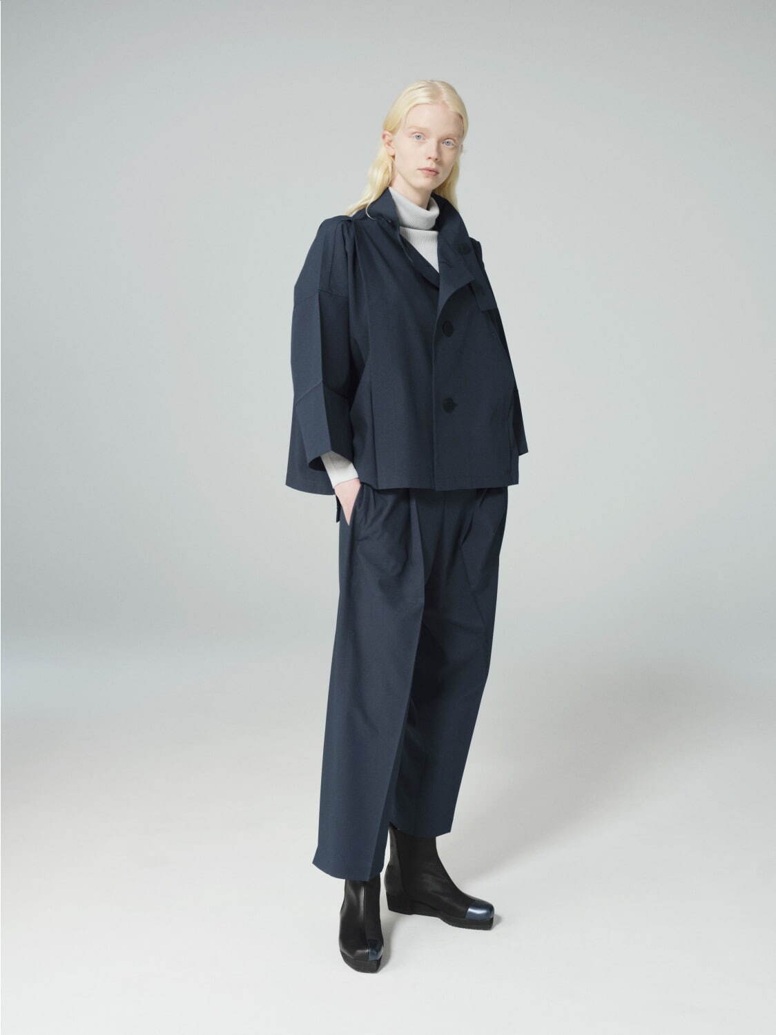 132 5. イッセイ ミヤケ“折り構造”ウェア、四角柱をまとうジャカード