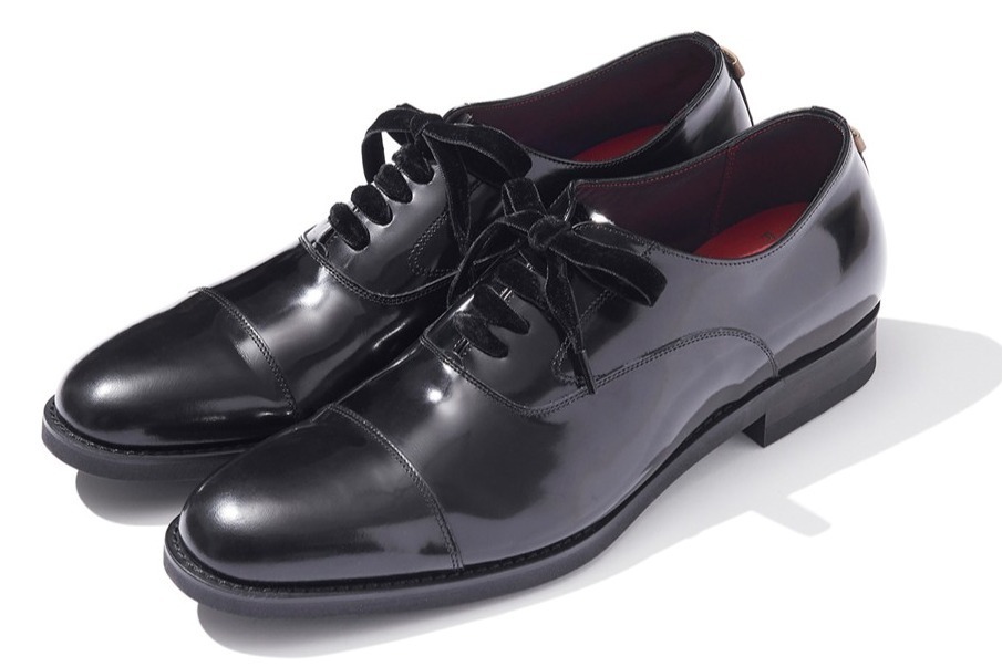 ロペ×リーガルの艶やかな黒レザードレスシューズ、ベルベットリボン