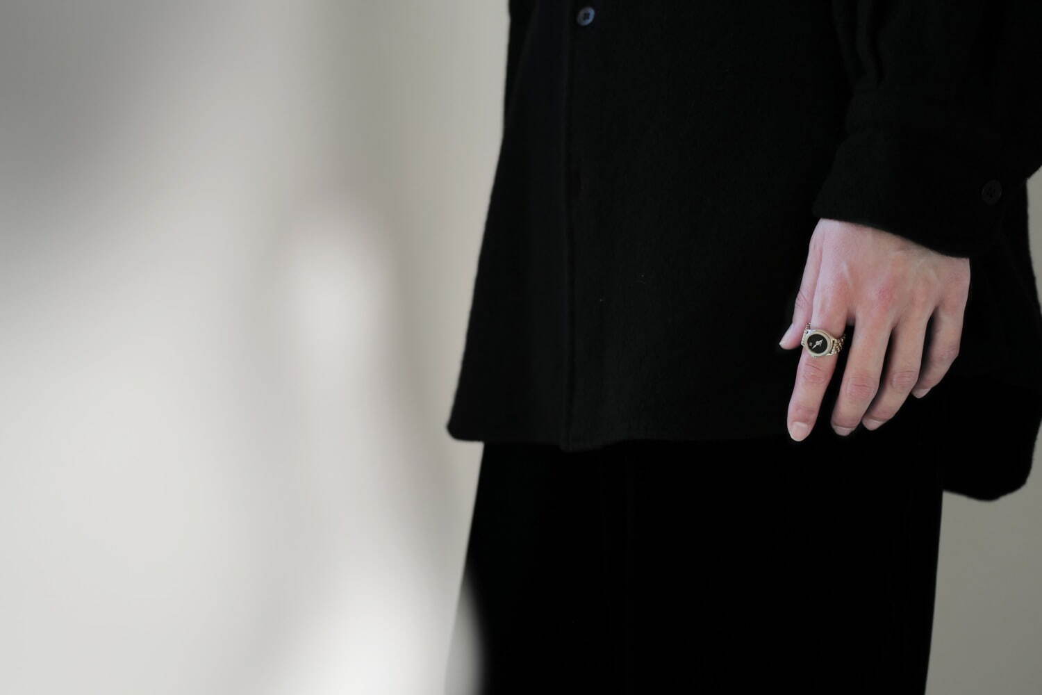 指輪感覚で身につけるモコのミニチュア指時計、インデックスが“25”だけ