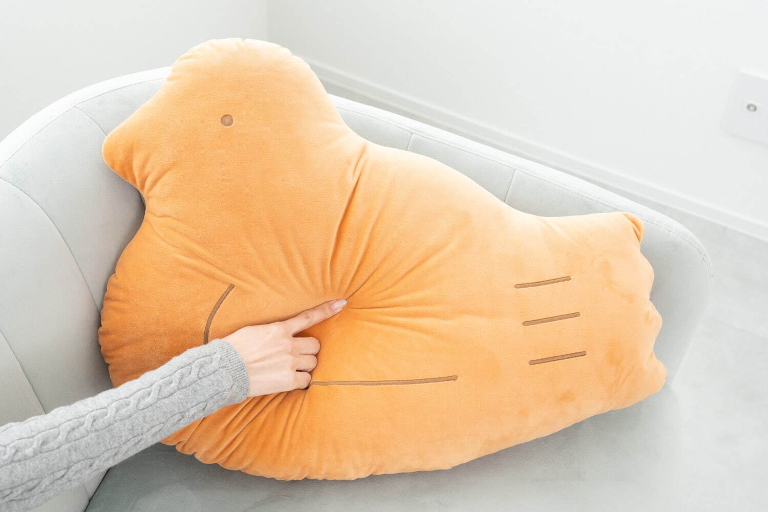 豊島屋「鳩サブレー」がふんわりクッションに、「鳩ッション」大小2