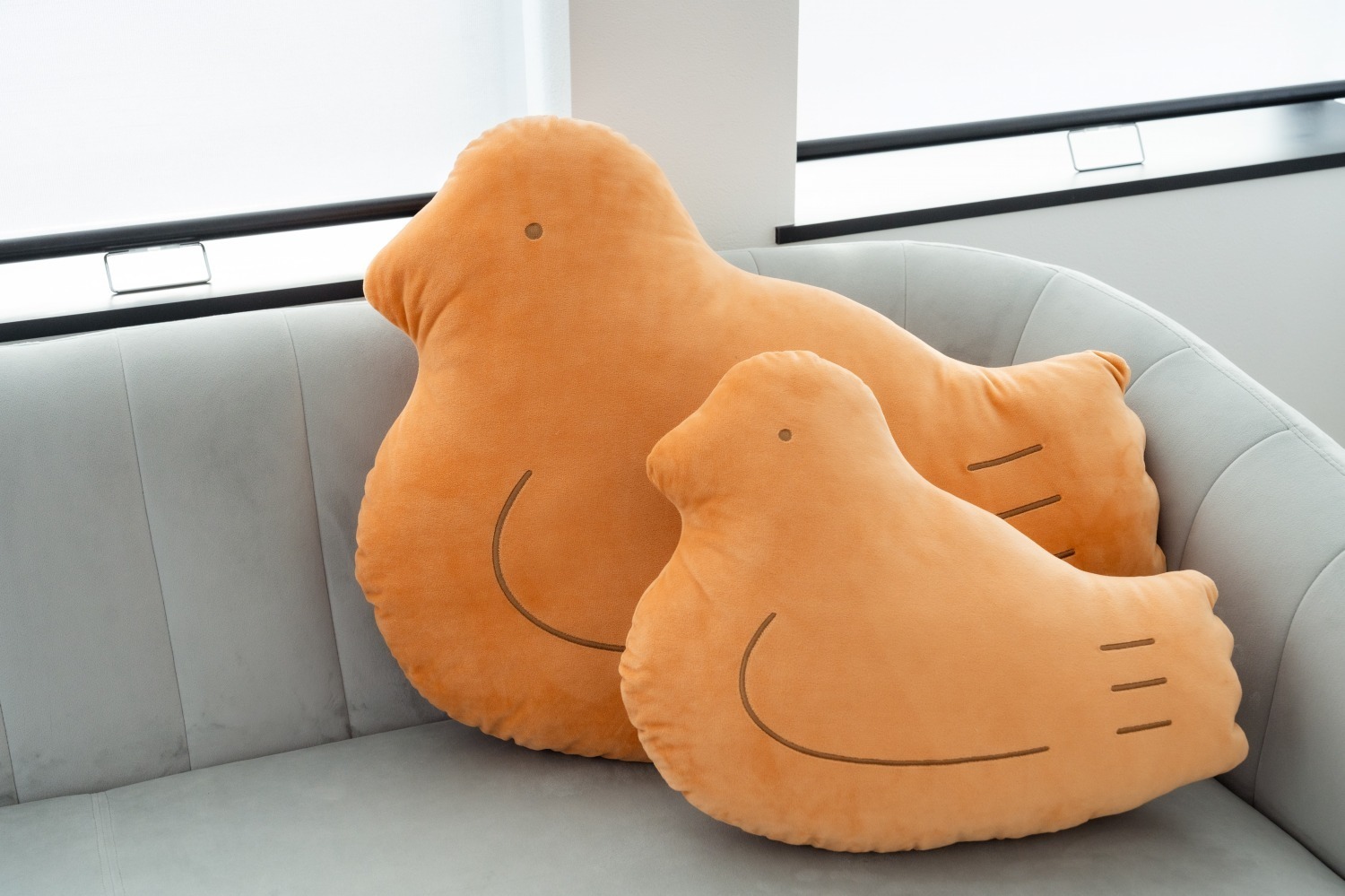 豊島屋「鳩サブレー」がふんわりクッションに、「鳩ッション」大小2