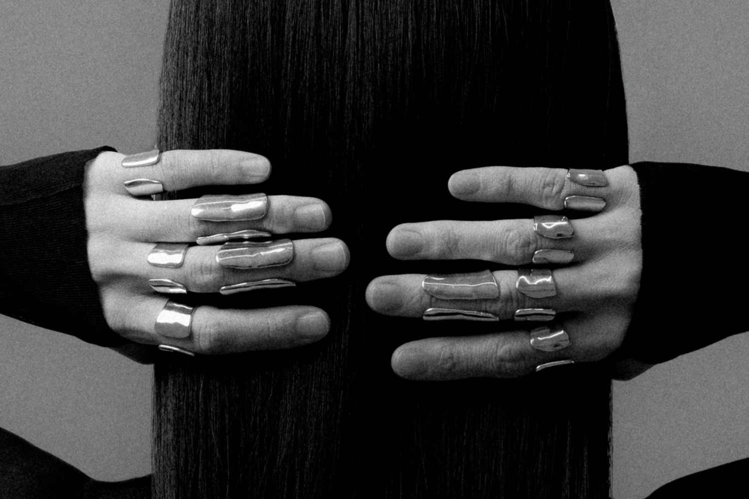 トムウッド“ギプス”着想シルバーリング、付ける場所で表情を変える