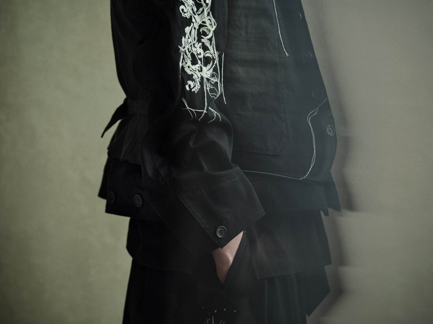 ヨウジヤマモト「S'YTE」風合い豊かなトレンチコートやジャカード