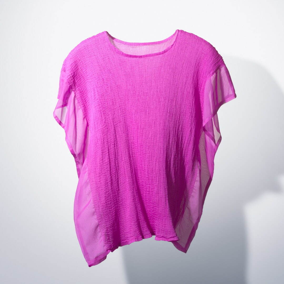 ミー イッセイ ミヤケ、“夢の中の花”を描いたストレッチプリーツ