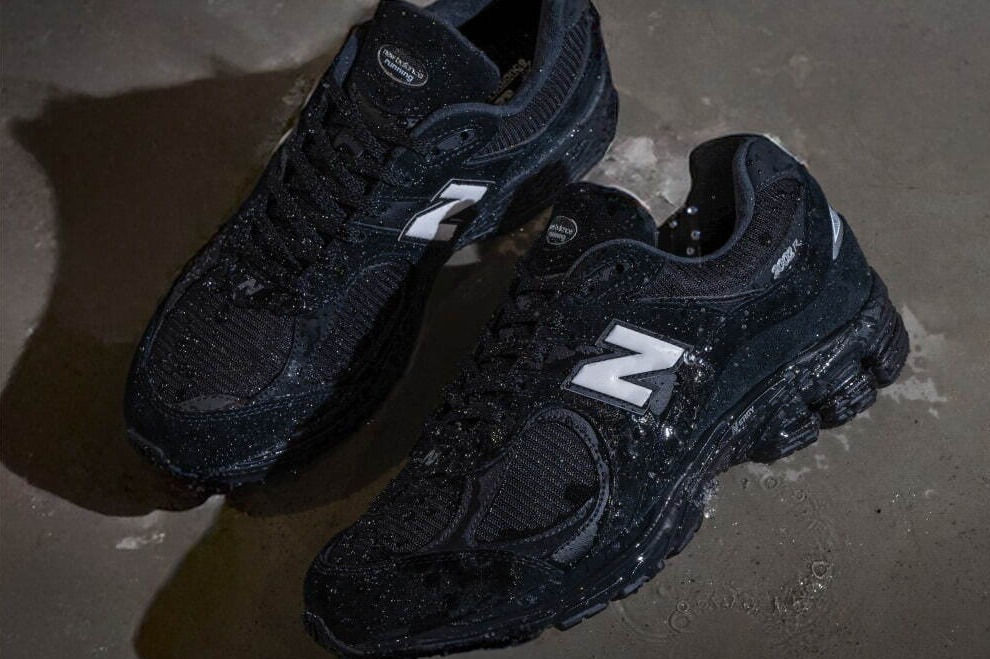 ニューバランス「2002R」スニーカー、ゴアテックス搭載オールブラック