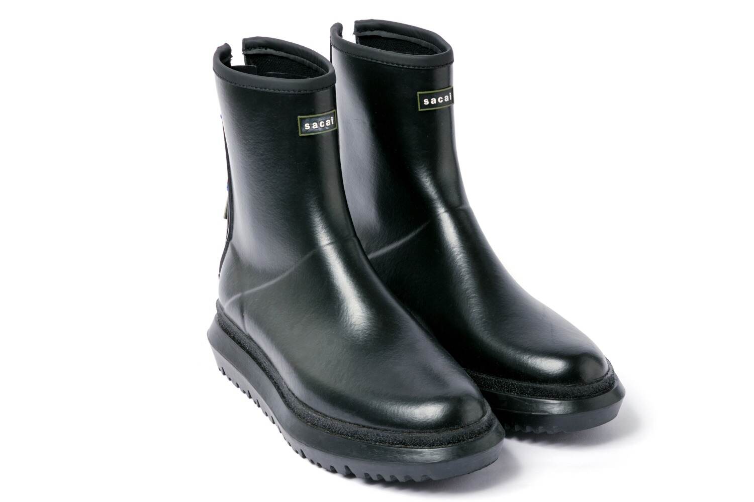 sacai新ユニセックスブーツ、シンプルなロゴ入り防水ラバーアッパー