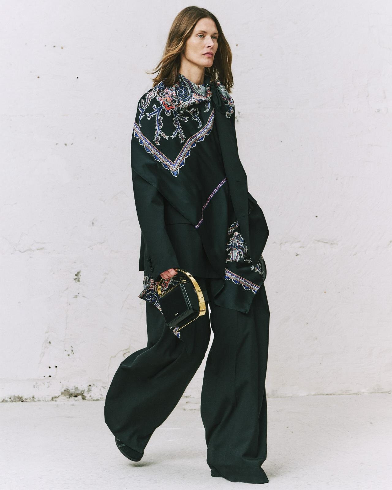 sacai、マン・レイ《涙》配したファートップス＆“シルエットが変化する